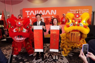 Dr. Trust Lin (Deputy Director-General, Taiwan Tourism Administration), and Angel Liu (Director-General, Taipei Economic and Cultural Office in Vancouver) receive good fortune couplets for the Taiwan Tourism Information Centre (TTIC) in Vancouver