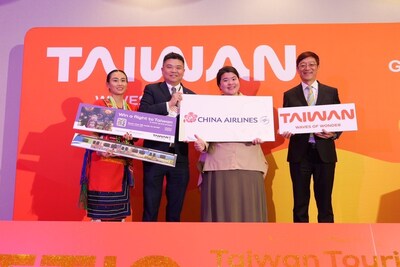 Jeff Chang, Marketing Director, The Americas, China Airlines (2nd from left) and Dr. Trust Lin, Deputy Director-General, Taiwan Tourism Administration (Right) present a lucky winner with a China Airlines Premium Economy Class ticket from Vancouver to Taipei