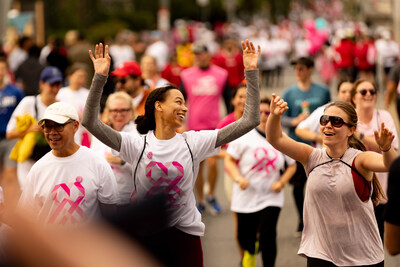 Deux femmes souriantes courent dans une foule alors qu'elles traversent la ligne d'arrivée. (Groupe CNW/Société canadienne du cancer (Bureau National))