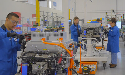 The assembly line for Hyzon’s innovative single-stack 200kW Fuel Cell System (FCS) in Bolingbrook, Illinois, features multiple workstations designed to optimize production flow. Bolingbrook is now home to one of the largest fully-integrated fuel cell production facilities in the U.S., as Hyzon declares the Start of Production (SOP) for this revolutionary system.