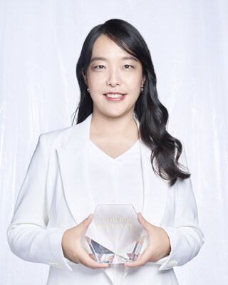 Sachiko Nakajima recibe el premio Power of Radiance 2025 de Clé de Peau Beauté