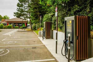 Delta liefert ultraschnelle 200-kW-DC-EV-Ladegeräte für das IZIVIA FAST-Ladenetzwerk von McDonald's Filialen in Frankreich