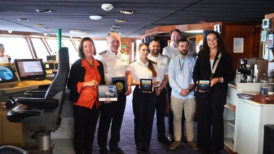 Captain Zeljko exchanges plaques with Port of Bilbao