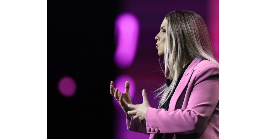 Gaby Natale, la tres veces ganadora de del premio Emmy, pronuncia un discurso para Google en Silicon Valley Gaby Natale, la tres veces ganadora de del premio Emmy, pronuncia un discurso para Google en Silicon Valley