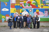 Ericka Alneus, membre du comité exécutif de la Ville de Montréal; Elizabeth-Ann Doyle, directrice générale et artistique de MU; Julien Sicre, muraliste; Sylvain Ouellet, maire suppléant d'arrondissement; PONY, artiste; Mary Deros, conseillère de Parc-Extension; Anne Darche, présidente du conseil d’administration de MU; Nadine Medawar, directrice de la culture, des sports, des loisirs et du développement social à VSP; Amélie Sigouin directrice générale et cofondatrice de La Maison Bleue. (Groupe CNW/Arrondissement de Villeray - Saint-Michel - Parc-Extension (Ville de Montréal))