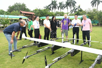 The delegation observes a high-performance UAV at FCourier in Zhongshan, Guangdong Province.