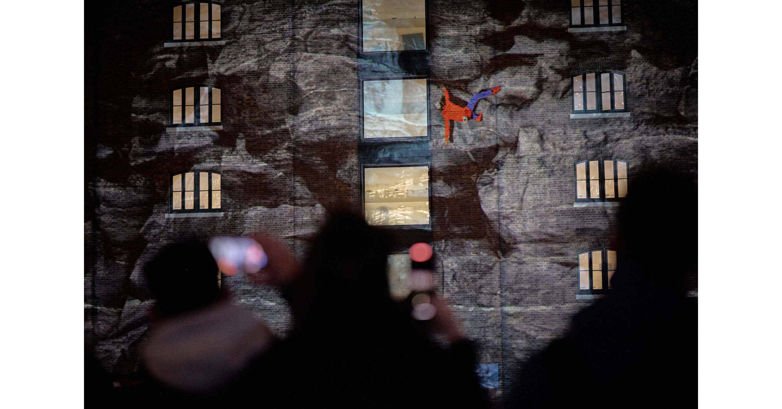 AUFRUF ZUR STADTFLUCHT: MAMMUT INSPIRIERT LONDON MIT SPEKTAKUL&Auml;RER LICHTSHOW