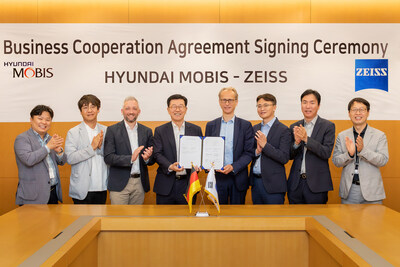 Hyundai Mobis firmó recientemente un Acuerdo de Cooperación Empresarial (BCA) con la empresa alemana ZEISS para el desarrollo conjunto de la 'Pantalla Holográfica para Parabrisas' en su centro de investigación técnica en Yongin, Gyeonggi-do. Jung Soo-kyung, vicepresidente ejecutivo y director de la unidad de negocios de electrónica automotriz de Hyundai Mobis (cuarto desde la izquierda), y el Dr. Bernhard Ohnesorge, miembro de la junta directiva de la unidad de producción compartida de ZEISS (quinto desde la izquierda), posan para un acto conmemorativo. fotografía.