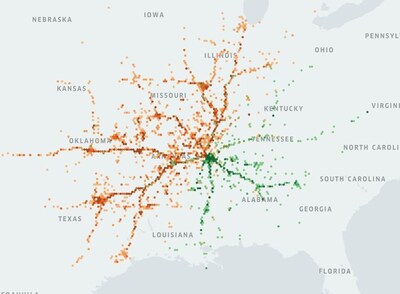 A map showing origin and destination insights for long-haul commercial vehicles. Green hexagonal areas indicate the journey stop locations of vehicles that crossed the bridge heading from Tennessee into Arkansas while en route to their destinations. Orange hexagonal areas indicate the journey stop locations of vehicles that crossed the bridge from Arkansas to Tennessee. (CNW Group/Geotab Inc.)