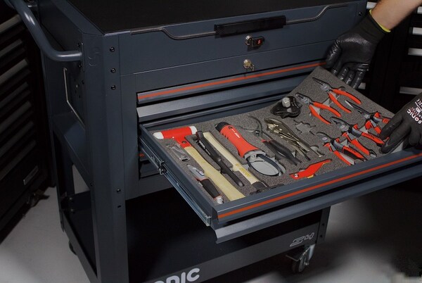 The 182-piece Quick Service Toolset and Next S4 Cart from Sonic Tools is specifically designed for quick service and quick lube automotive technicians.