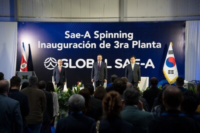 De izquierda a derecha: WK Kim, presidente de Global Sae-A; el presidente Rodrigo Chaves; y Keun Seok Jeon, embajador de Corea del Sur en Costa Rica en la ceremonia de inauguración de la tercera hilandería de Sae-A Spinning. (Foto cortesía de Global Sae-A)