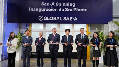 De izquierda a derecha: Jina Kim, CEO de Global Sae-A; Sang Soon Han, CEO de Sae-A Spinning; WK Kim, presidente de Global Sae-A; el presidente Rodrigo Chaves; Keun Seok Jeon, embajador de Corea del Sur en Costa Rica; Manuel Tovar Rivera, ministro de Comercio Exterior; Saila Kim, vicepresidenta de Sae-A Trading; y Debora Moon, CEO de Sae-A Trading, celebrando la inauguración de la tercera hilandería de Sae-A Spinning. (Foto cortesía de Global Sae-A)