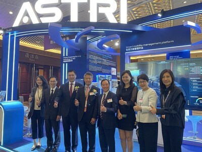 ASTRI is exhibiting at the HKTDC Hong Kong Electronics Fair (Autumn Edition) from 13-16 October at the Hong Kong Convention and Exhibition Centre, showcasing cutting-edge smart mobility technologies to international buyers and industry professionals. Picture shows Legislator The Hon Duncan Chiu (third from left), Mr Tony Wong (fourth from right), Commissioner for Digital Policy, HKSAR Government visiting ASTRI's booth