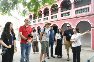 Delegation of International Communication Experts and Foreign Media Outlets Visit Zhongshan to Experience the City's Hustle and Bustle