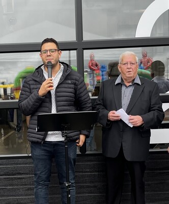De gauche à droite, Samuel Poulin, député de Beauce-Sud et Jeannot Lachance, maire de Saint-Robert-Bellarmin. (Groupe CNW/Cabinet de la ministre des Affaires municipales) De gauche à droite, Samuel Poulin, député de Beauce-Sud et Jeannot Lachance, maire de Saint-Robert-Bellarmin. (Groupe CNW/Cabinet de la ministre des Affaires municipales)