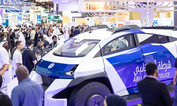 En GITEX GLOBAL 2024, Abu Dhabi destacó los avances en la IA aplicada y presentó su patrulla policial de próxima generación, Magnum MK1.