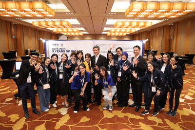 Mrs Loke-Yeo Teck Yong, NIEC Director& Chief Executive Officer, Mr Chan Chun Sing, Minister for Education, Mr Eugene Leong, NIEC Chairman, Deputy Secretary (Policy) at the Ministry of Education, with staff and students of NIEC (from left to right).