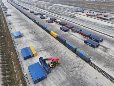 The delegation tours the Qisumu International Logistics Industrial Park in Ulaanqab on Oct 16. [Photo/chinadaily.com.cn]