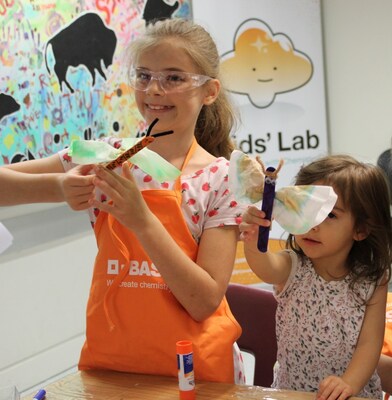 Young ROM visitors participating in BASF Kids’ Lab ‘The Rainbow Connection’ (CNW Group/BASF Canada)