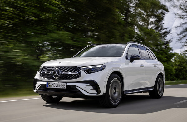 Offering an impressive 87 kilometres of all-electric range, the new 2025 Mercedes-Benz GLC 350e 4MATIC SUV sets itself apart from the competition and sets the benchmark in its class. The vehicle is arriving at Canadian dealerships in Q4 2024. (EUROPEAN MODEL SHOWN) (CNW Group/Mercedes-Benz Canada Inc.)