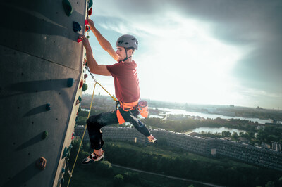 Adam Ondra’s ascent on the exterior of CopenHill: a symbol of commitment to sustainability.(©Petr Chodura / Mammut Sports Group AG)