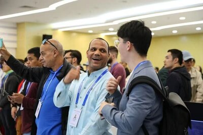 Khaled Moussa, a media official from Oman, commends the energy transition initiatives at the CHN Energy Control Center. (PRNewsfoto/xinhuanet)