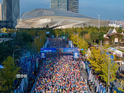 The 34th Dalian Marathon witnessed 30,000 participants start the race at the sound of the starting gun.