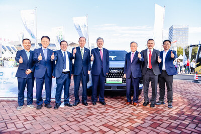 Mr. Ban Ki-moon takes a group photo with Chery senior executives.