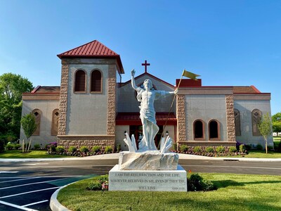 El nuevo mausoleo de la capilla de la resurrección en el cementerio de Santa Gertrudis en Colonia ahora está completo y ornamentado con magníficas obras de arte litúrgicas creadas en Italia, incluyendo esta estatua de Cristo resucitado, que se encuentra en el exterior de la entrada principal. Nuestros asesores de planeación conmemorativa, atentos y profesionales, responderán preguntas y compartirán información sin compromiso. Se dispondrá de financiamiento especial una tasa de interés de 0%. La jornada de puertas abiertas será el 26 y 27 de octubre, de 8:30 a. m. a 4:30 p. m. (PRNewsfoto/Catholic Cemeteries of the Archdiocese of Newark)