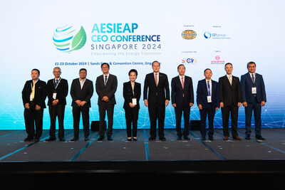 AESIEAP Executive Committee members with Ms Leong Wai Leng, Chairman of SP Group (fifth from left) and Dr Tan See Leng, Singapore’s Minister for Manpower and Second Minister for Trade& Industry (sixth from left)