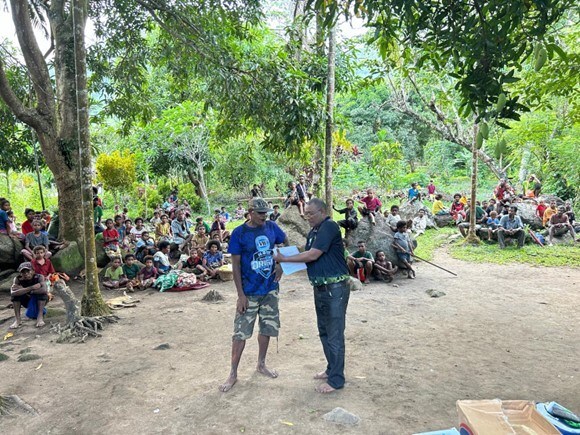 Mining Warden Mr. Kopi Wapa and Gameta Ward Councilor addressing company representatives, Gameta Village Chief and local landowners. (CNW Group/Adyton Resources Corporation) Mining Warden Mr. Kopi Wapa and Gameta Ward Councilor addressing company representatives, Gameta Village Chief and local landowners. (CNW Group/Adyton Resources Corporation)
