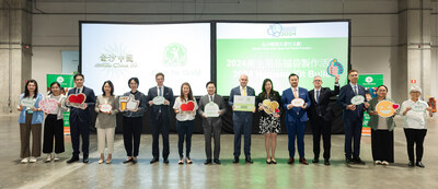 金沙中國有限公司行政副主席王英偉博士 (中);潔世亞洲執行董事陳清麗(左七)、聖若瑟大學科學與環境研究所教授Karen Tagulao(右二);Macau ECOnscious代表Nelia M. Tubana修女(右一);綠色未來理事黃素霞(左二);鮑思高青年服務網絡Bosco Green Store店長陳麗韻(左一),以及一眾金沙中國管理層成員出席於周四在澳門威尼斯人金光會展舉行的衛生用品福袋製作活動開幕儀式。