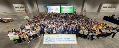 A total of 350 volunteers from Sands China and four community groups work together to build more than 30,000 hygiene kits for global charity Clean the World at The Venetian Macao Thursday. (PRNewsfoto/Sands China Ltd.)