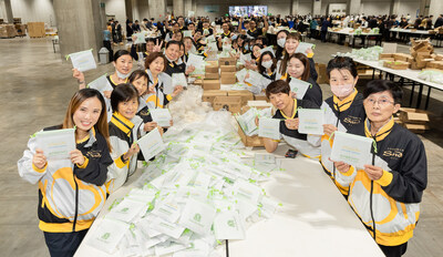 A total of 350 volunteers from Sands China and four community groups work together to build more than 30,000 hygiene kits for global charity Clean the World at The Venetian Macao Thursday. (PRNewsfoto/Sands China Ltd.)