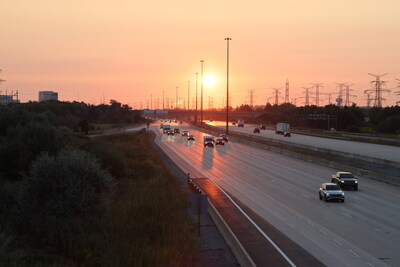 Vehicles on Highway 407 ETR at sunset. (CNW Group/407 International Inc.)