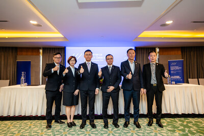 Photo(from left): Ho Wing Pong，Im Yoke Foon，Chan Yunn Horng，Ellison Yang Yi Ming，Dato'Tang Zhi Nian and Dato'Sri Foo Yong Hing