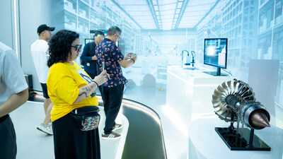 La foto muestra a un grupo de medios de comunicación latinoamericanos que visitaron el Valle Visión de China en el distrito de Xiaoshan, Hangzhou, provincia de Zhejiang, al este de China, el 22 de septiembre de 2024. (PRNewsfoto/Xinhua Silk Road)