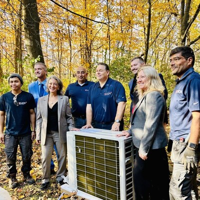 Nathan Horton, CEO of 1Click Heating & Cooling, is joined by Tim Tierney, Councillor, Ward 11 Beacon Hill-Cyrville, Julie Dabrusin, Parliamentary Secretary to the Minister of Environment and Climate Change, Mona Fortier, Member of Parliament for Ottawa–Vanier, and the 1Click installation team. Photo credit: Vita Sgardello/EnviroCentre (CNW Group/1Click Heating and Cooling Inc.)