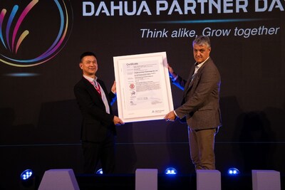 Kevin Chen, presidente de Dahua WEU, recibe el certificado CC EAL3+ de Xavier Vilarrubla, director general de Brightsight (PRNewsfoto/Dahua Technology)