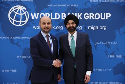 El presidente del Fondo de la OPEP, Abdulhamid Alkhalifa, y el presidente del Banco Mundial, Ajay Banga