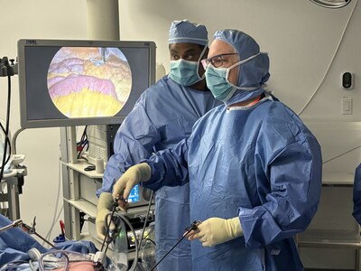 Pictured: U.S. bariatric surgeon Paul Enochs, MD, alongside GT Metabolic MagDI™ System inventor Michel Gagner, MD, perform a side-to-side duodeno-ileal (DI) anastomosis