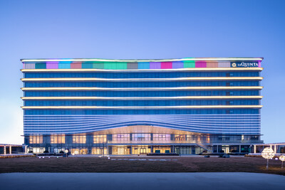 Marking the first La Quinta by Wyndham in Greater China, La Quinta by Wyndham Weifang South is a contemporary hotel surrounded by lush landscape and Yuhe River views.