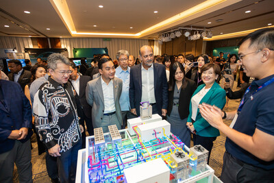 From left to right: Deputy Minister of MITI YB Liew Chin Tong, Chief Minister of Johor YAB Dato’ Onn Hafiz Bin Ghazi, Minister of Digital YB Gobind Singh Deo, and Deputy Minister of Communications YB Teo Nie Ching, accompanied by GDS International CEO Jamie Khoo, view the supplier exhibition booths at the GDS International Data Center Supply Chain Ecosystem Summit 2024. (PRNewsfoto/GDS International)