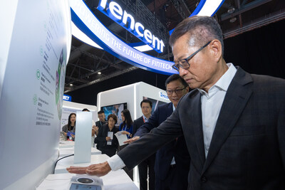 Paul Chan, Financial Secretary of Hong Kong SAR, experiences Tencent’s innovative palm-recognition technology following the introduction by Forest Lin, Vice President of Tencent and Head of Tencent Financial Technology.