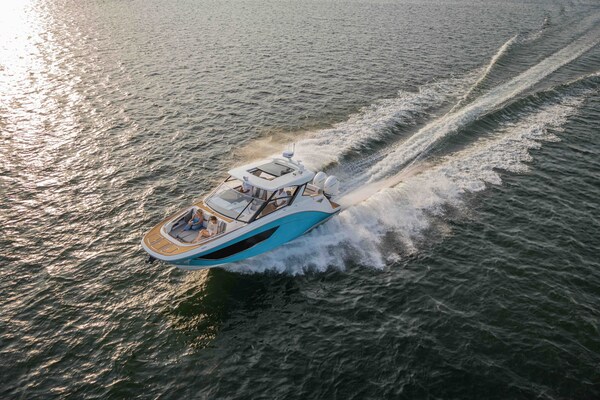 Hurricane Boats, legendary innovator in versatile deck boat designs, ushers in the next chapter in its storied history with the launch of its latest model for 2025 – the SunDeck 3200. A stunning extension of their current yacht series line-up which includes the 2600 and 2690, the SunDeck 3200 is the latest high point of Hurricane Boats’ designs.