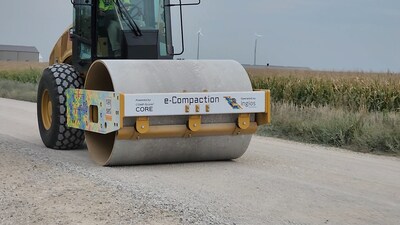 The compaction machine is outfitted with an Ingios COMP-Score® RT Hardware system designed to evaluate the support conditions of unpaved roads effectively.