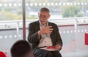 El embajador global de TCL NXTPAPER, Michael Rosen, deleita a la audiencia en el Southbank Centre