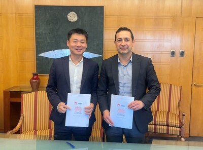 Firma de MoU, Tony Sze, presidente de Huawei Enterprise América Latina y Marcelo Castiglione, CEO de Sonda Group