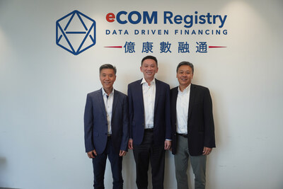 香港一路通有限公司（OnePort）行政總裁何漢傑（左），eCOM Registry Pte Ltd (億康數融通) 及eCOM DataFin Limited (易數融) 創始人及執行董事麥卓（中），以及Kingful Ventures創始人、東方海外國際有限公司非執行董事董立均（右），攜手推出創新數字金融方案，破解航運企業融資難題。