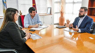 From left to right: Secretary of Mines and Energy, Romina Sassarini, Minister of Production, Martin de Los Rios, and Joaquin Marias. (CNW Group/Argenta Silver Corp.)